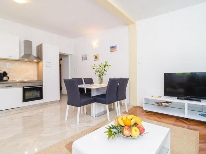 Villa Dalmatian Gem - Two-Bedroom Villa With Terrace And Swimming Pool Gruda Exterior foto