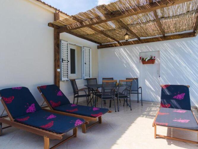 Villa Dalmatian Gem - Two-Bedroom Villa With Terrace And Swimming Pool Gruda Exterior foto